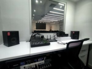 Consola de audio para auditorio de la Policlínica Metropolitana en Venezuela